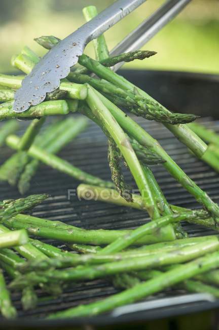 Griller les asperges vertes — Photo de stock