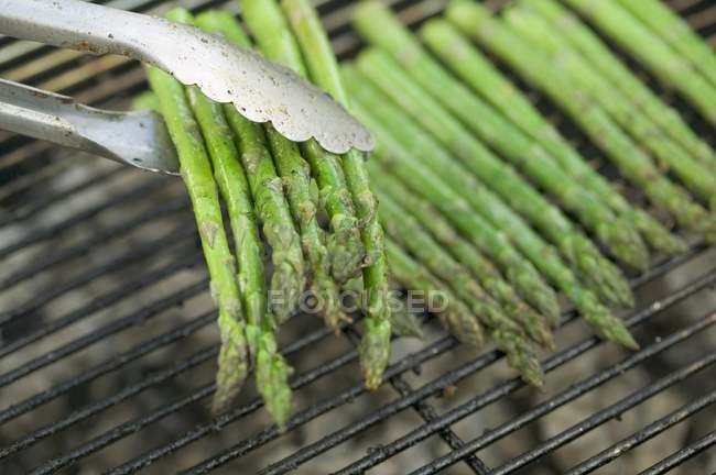 Grigliate di asparagi verdi — Foto stock
