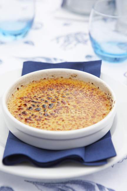 Closeup view of Creme brulee on plate with napkin — Stock Photo