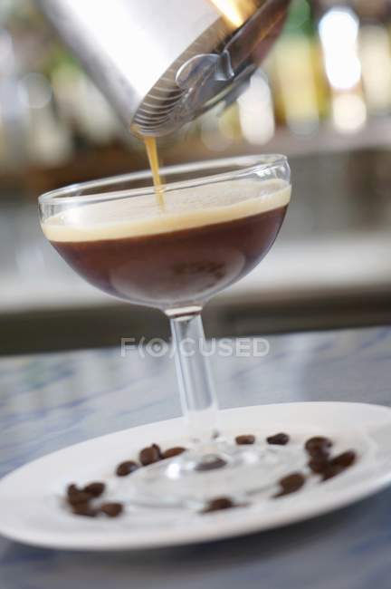 Заливка кавового коктейлю — стокове фото