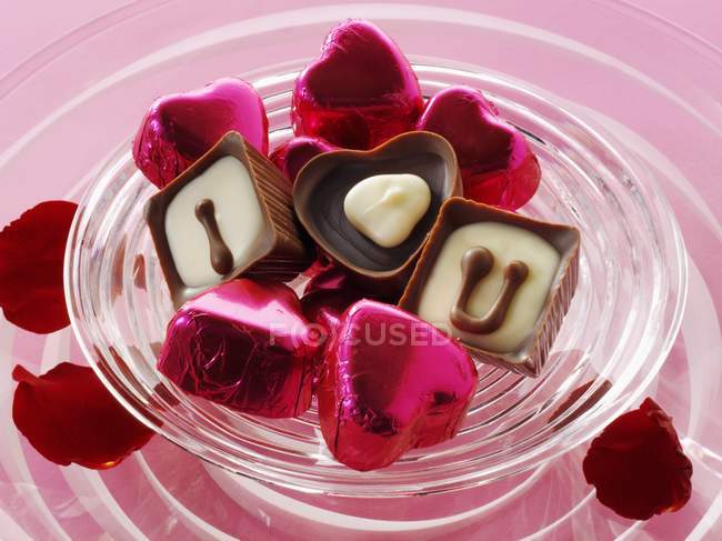 Chocolates sobre tela roja - foto de stock