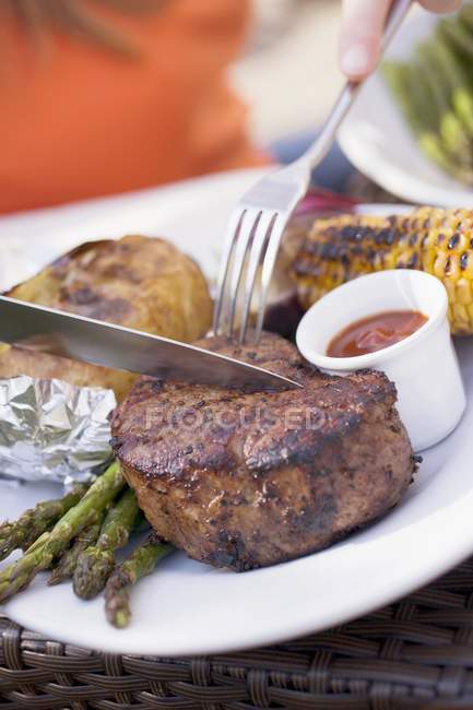 Person isst Steak — Stockfoto