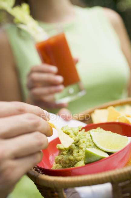 Basket of guacamole with chips — Stock Photo
