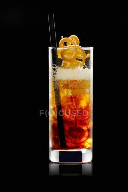 Closeup view of cocktail with herbal liqueur and ginger on black background — Stock Photo