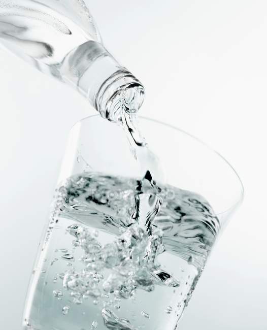 Verter agua mineral - foto de stock