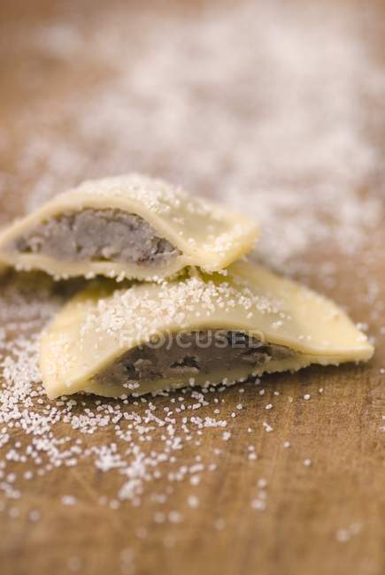 Трюфель Равіолі макарони, розрізані на половинки — стокове фото