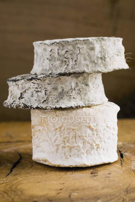 Käse über Holzoberfläche — Stockfoto