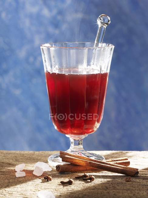 Closeup view of Jagertee with sugar crystals, cinnamon and cloves — Stock Photo