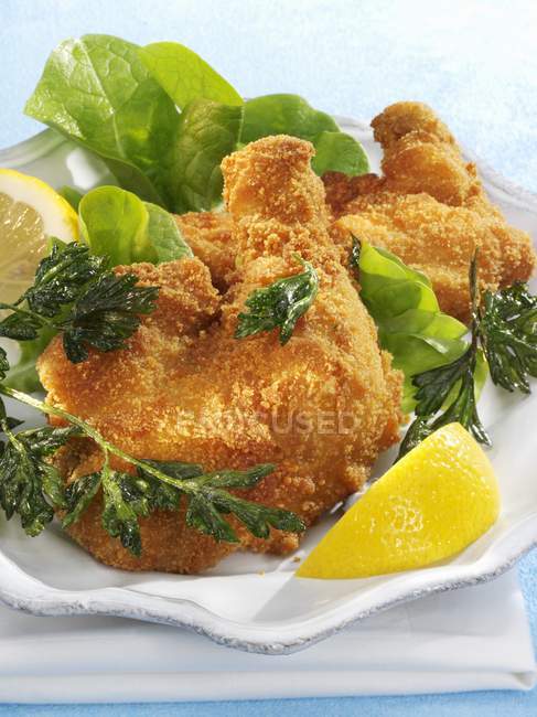 Viennese fried chicken with parsley — Stock Photo