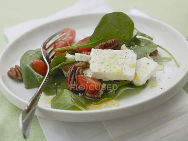 Салат со шпинатом и орехами — стоковое фото
