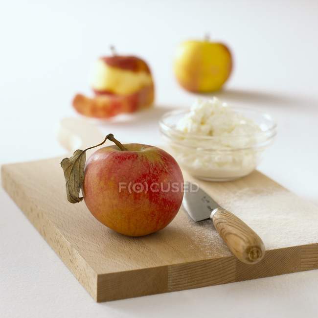 Fresh Apple and dish of quark — Stock Photo