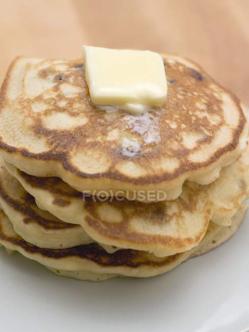 Pfannkuchen mit einem Stück Butter — Stockfoto