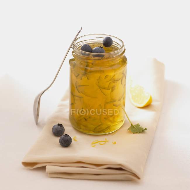 Vista close-up de marmelada de limão em um frasco de vidro — Fotografia de Stock