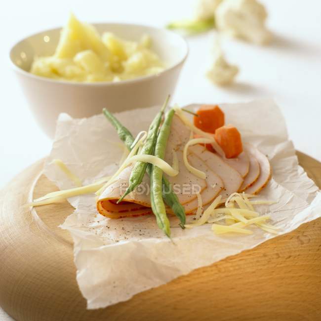 Prosciutto con formaggio e verdure — Foto stock