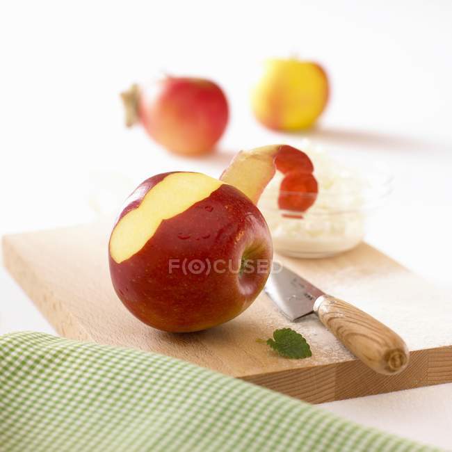 Manzana fresca parcialmente pelada - foto de stock