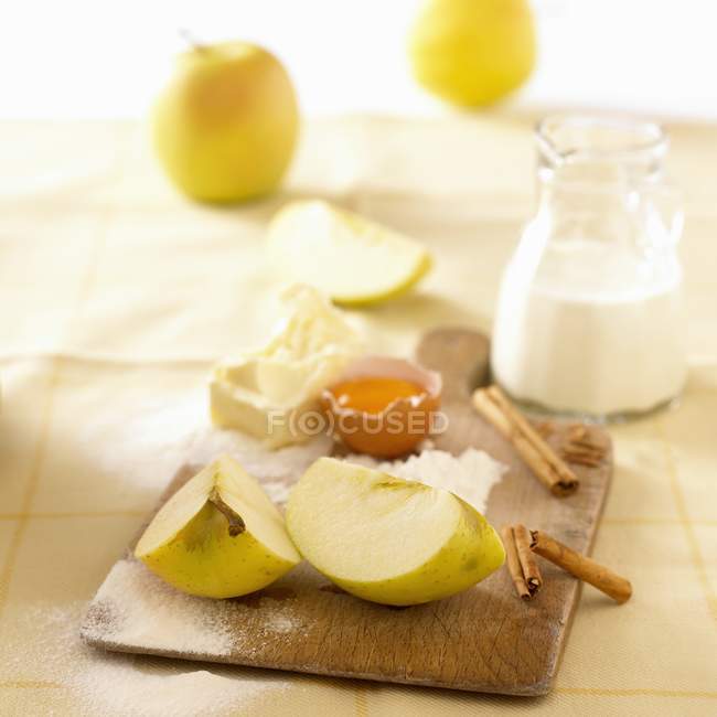 Інгредієнти для яблучного торта — стокове фото