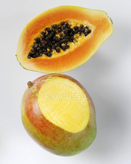 Fresh mango and papaya — Stock Photo