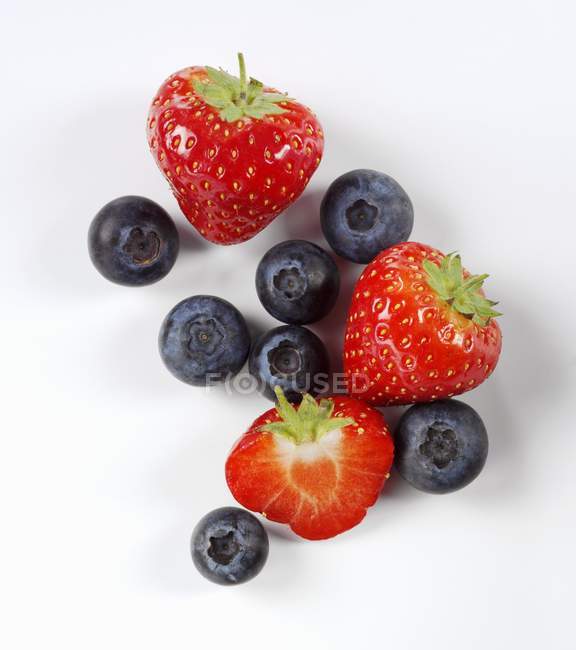 Fresh ripe strawberries and blueberries — Stock Photo