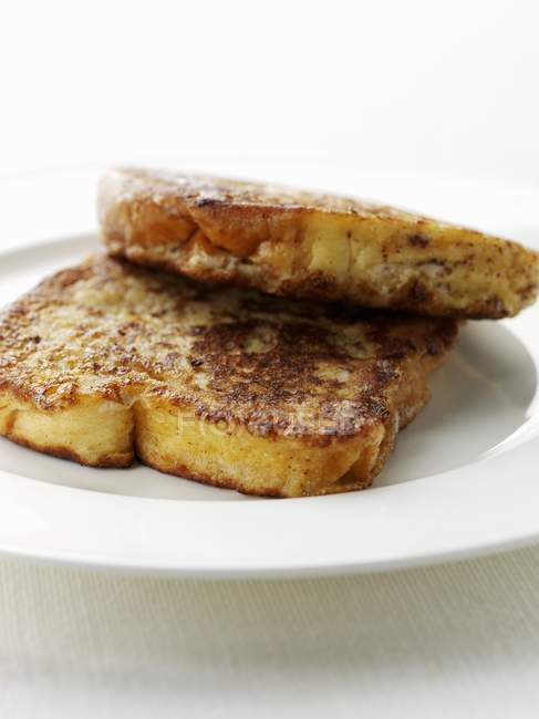 Primo piano vista di due french toast su piastra bianca — Foto stock
