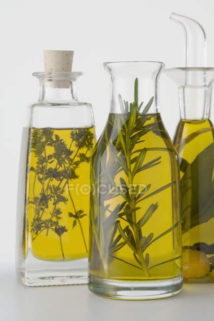 Крупный план трех различных травяных масел в бутылках — стоковое фото
