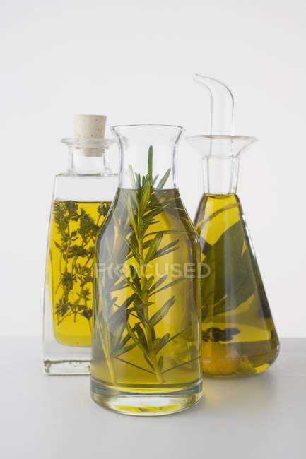 Vista close-up de três óleos de ervas diferentes em garrafas — Fotografia de Stock