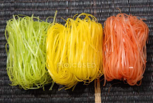 Raw rice noodles — Stock Photo