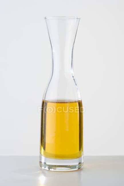 Vista de primer plano del aceite en una jarra de vidrio - foto de stock