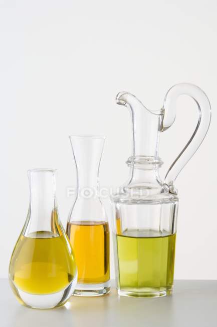 Diferentes tipos de óleo em carafes — Fotografia de Stock