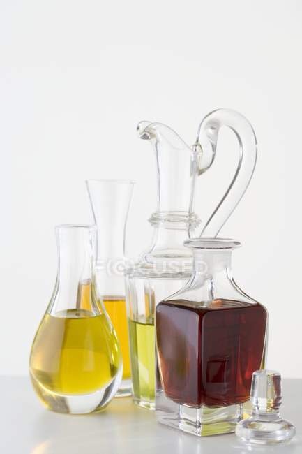 Vari tipi di olio nelle caraffe — Foto stock