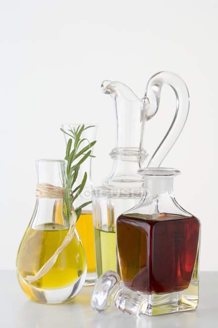 Vários tipos de óleo em carafes — Fotografia de Stock