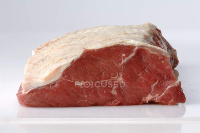 Pezzo di carne di manzo cruda — Foto stock