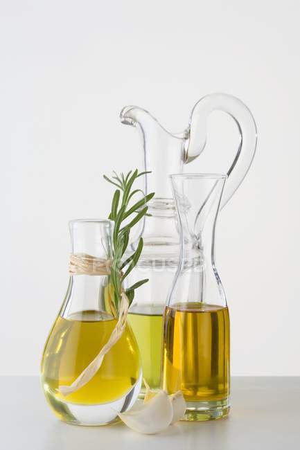 Diferentes tipos de aceite en jarras - foto de stock