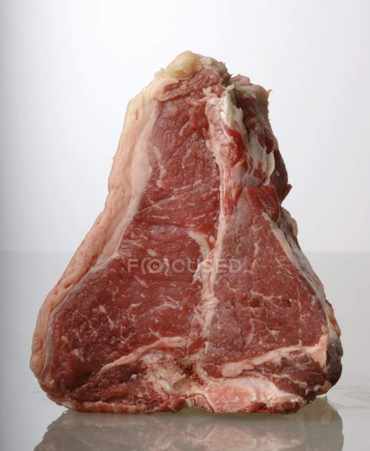 T-bone steak avec réflexion — Photo de stock
