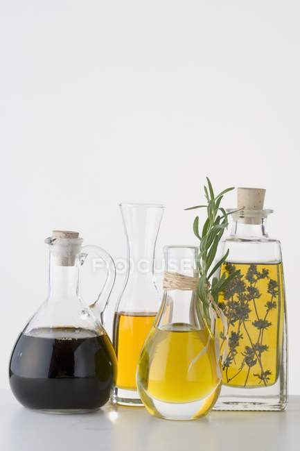 Vari tipi di olio nelle caraffe — Foto stock