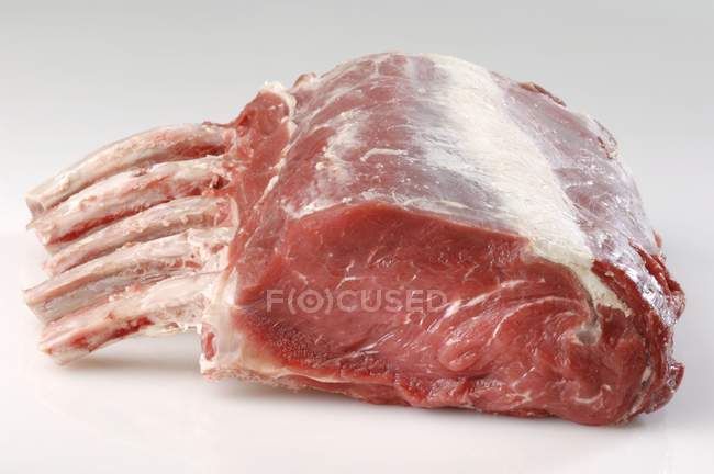 Costela de carne fresca crua com ossos — Fotografia de Stock