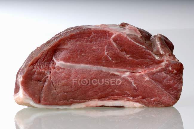 Trozo de carne cruda - foto de stock