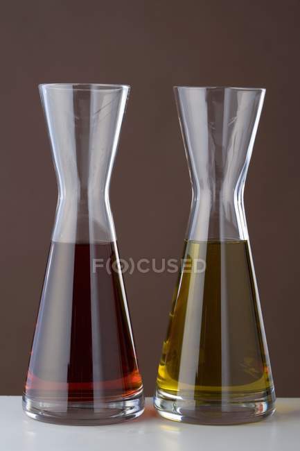 Оливковое масло и уксус в графинах — стоковое фото