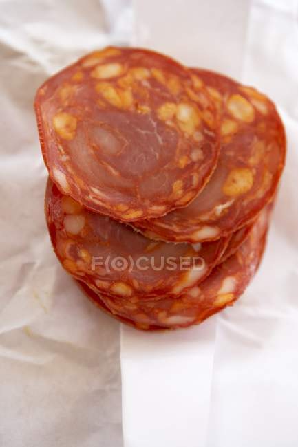 Vista da vicino di alcune fette di salsiccia di paprica Chorizo — Foto stock