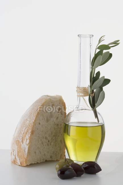 Оливкова олія в карафе — стокове фото