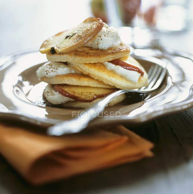 Pancakes with apple and cream — Stock Photo