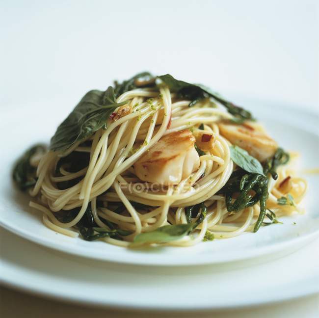 Spaghetti with scallops and rock samphire — Stock Photo