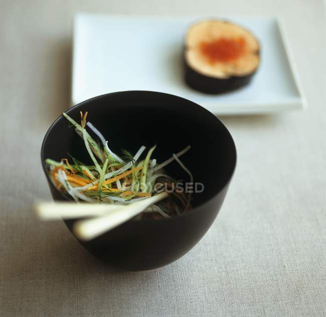 Verdure asiatiche con salmone in nori — Foto stock