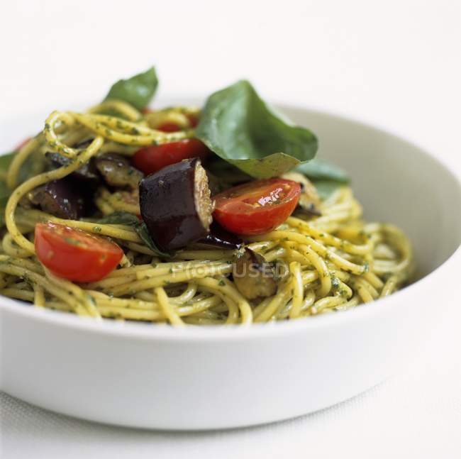 Spaghetti with tomatoes and eggplants — Stock Photo