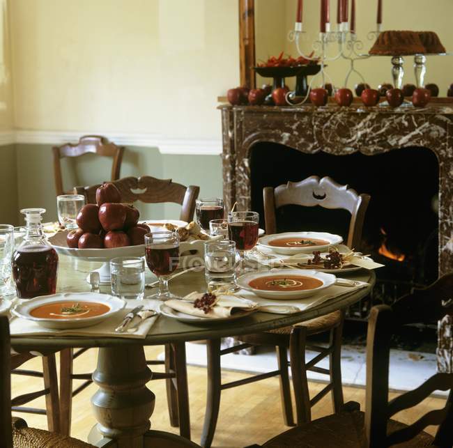Денний вид на томатний суп з яблуками та червоним вином на покладеному столі — стокове фото