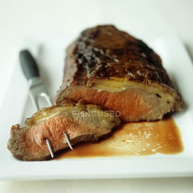 Carni bovine arrosto parzialmente affettate — Foto stock