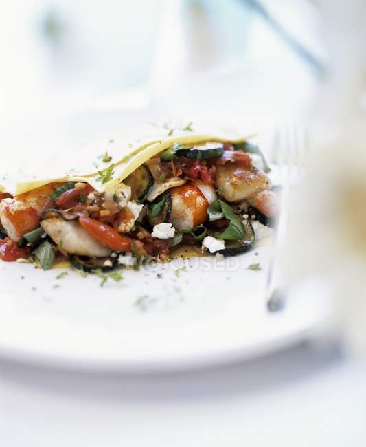 Простыни из макарон с морепродуктами и овощами — стоковое фото