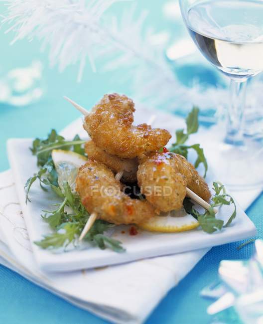Deep-fried prawns on cocktail sticks — Stock Photo