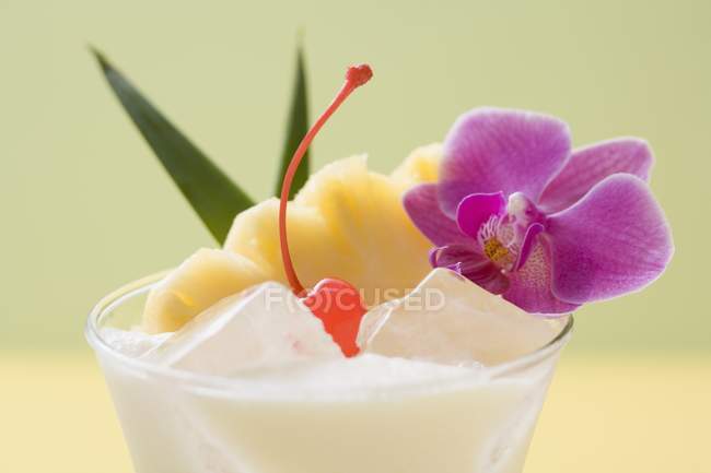 Пина Колада с ананасом и орхидеей — стоковое фото