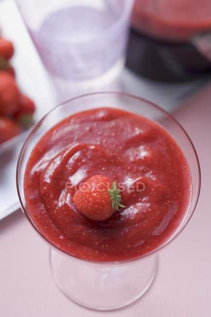 Nahaufnahme von Erdbeer-Daiquiri im Glas — Stockfoto