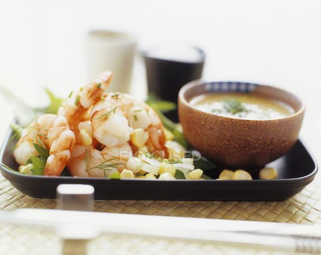 Крупним планом вигляд креветки і солодкого кукурудзяного салату з травою майонезом — стокове фото